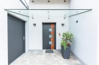 Holz-Aluminium-Haustür in anthrazit mit Glasausschnitten