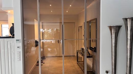 Glastyp: ESG Float 6mm ANTISOL Grau Rahmenfarbe: RAL nach Wahl ( 1019 )