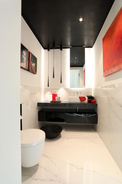 Badezimmer mit Marmorboden