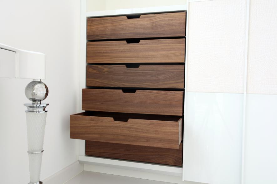 Eingebaute Kommode aus Holz