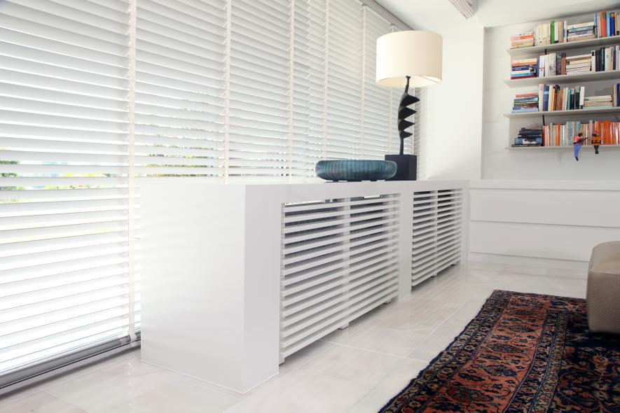 Wohnbereich mit Bücherregal