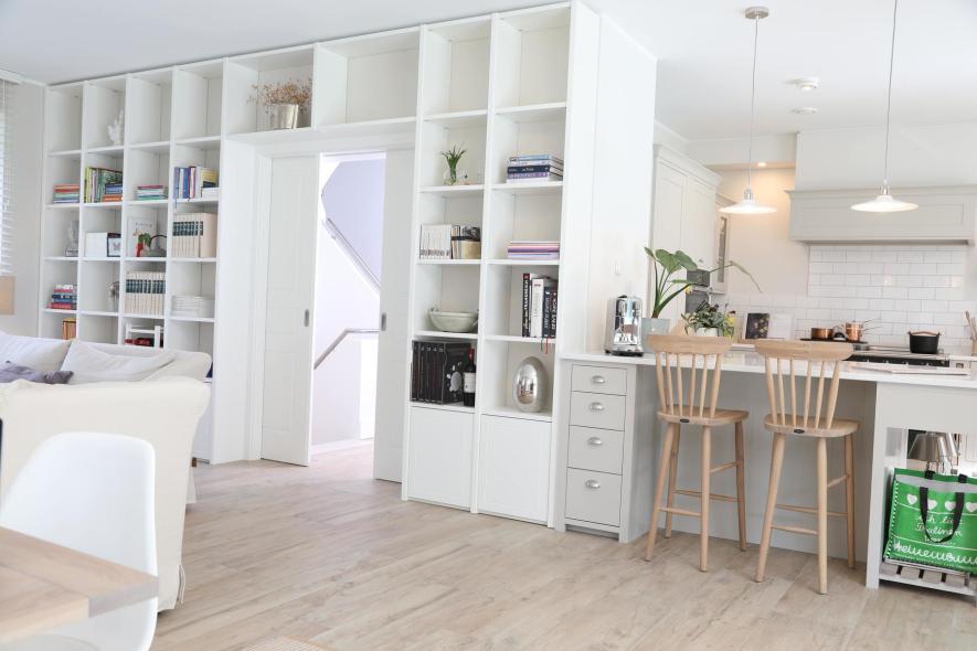 Bücherregal als Türumbauung