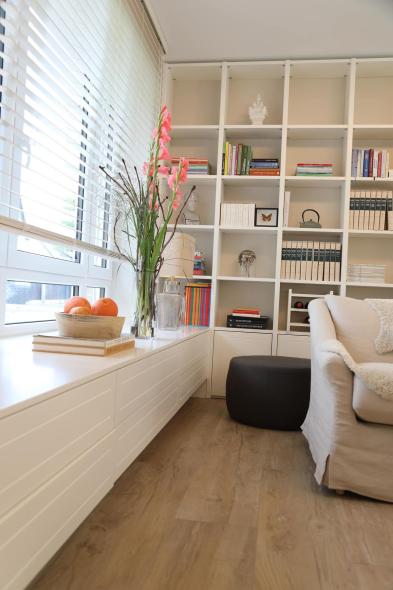 Bücherregal und Sideboard