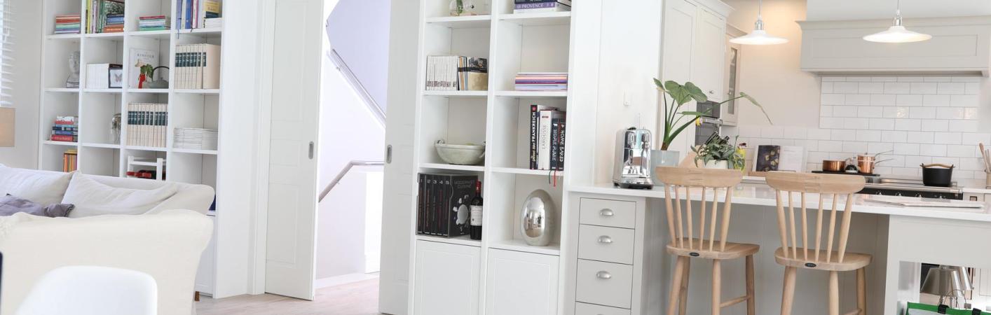 Bücherregal als Türumbauung